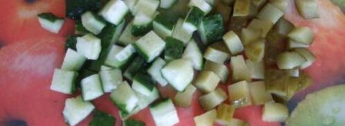 оливье с семгой и красной икрой. Шаг 4