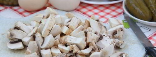 оливье с шампиньонами. Шаг 3