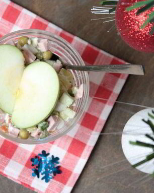 Оливье с зеленым яблоком