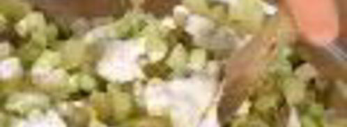 салат оливье с икрой и раковыми шейками. Шаг 3