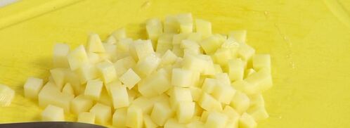 салат оливье с раковыми шейками. Шаг 3