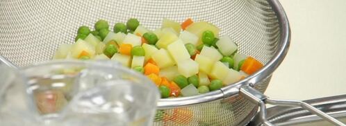 салат оливье с раковыми шейками. Шаг 5