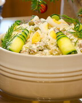 Салат Оливье с языком и свежим огурцом