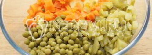 салат с курицей праздничное оливье. Шаг 4