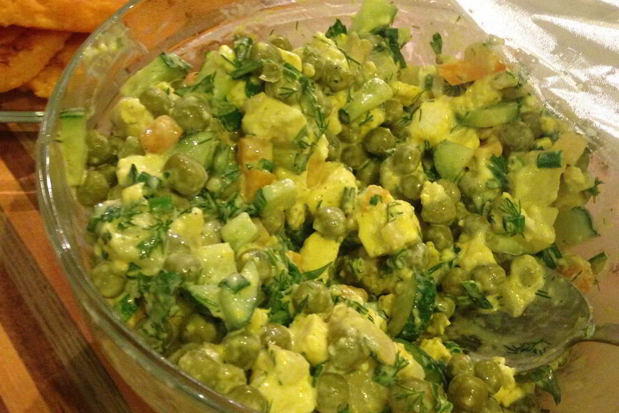 Рецепт вегетарианского оливье с жареным адыгейским сыром