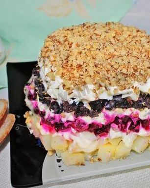 Салат Графский с орехами и черносливом