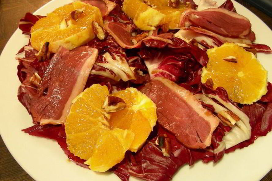 Рецепт салата из красного цикория, копченой утиной грудки, апельсинов и орехов