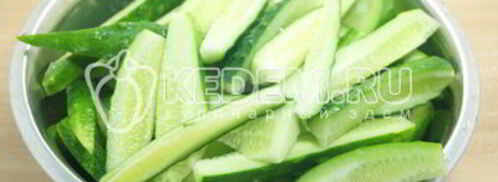 салат из огурцов пальчики оближешь. Шаг 2