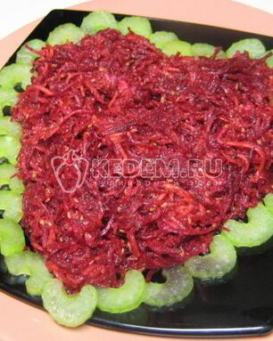 Салат из овощей с яблочком и кунжутом