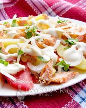 Салат из семги с помидорами
