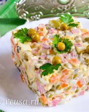 Салат Московский с копченой колбасой