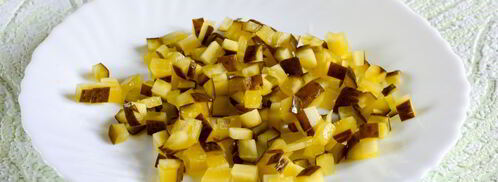 салат московский с копченой колбасой. Шаг 3