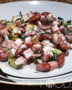 Салат Обжорка с фасолью и копченой колбасой