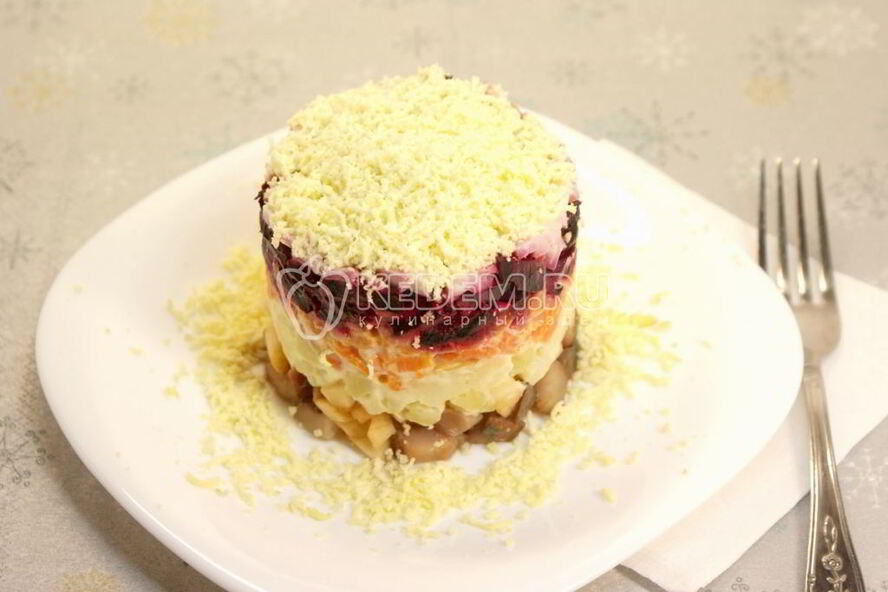 Рецепт селедки под шубой в сервировочном кольце