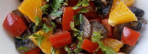 салат с апельсином, грибами, помидором и маковым соусом. Шаг 3