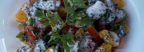 салат с апельсином, грибами, помидором и маковым соусом. Шаг 4