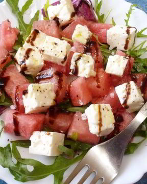 Салат с арбузом и овечьим сыром
