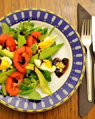 Салат с авокадо и помидорами