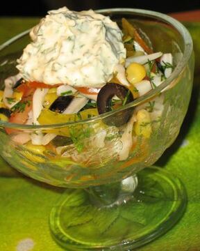 Салат с кальмарами и кукурузой