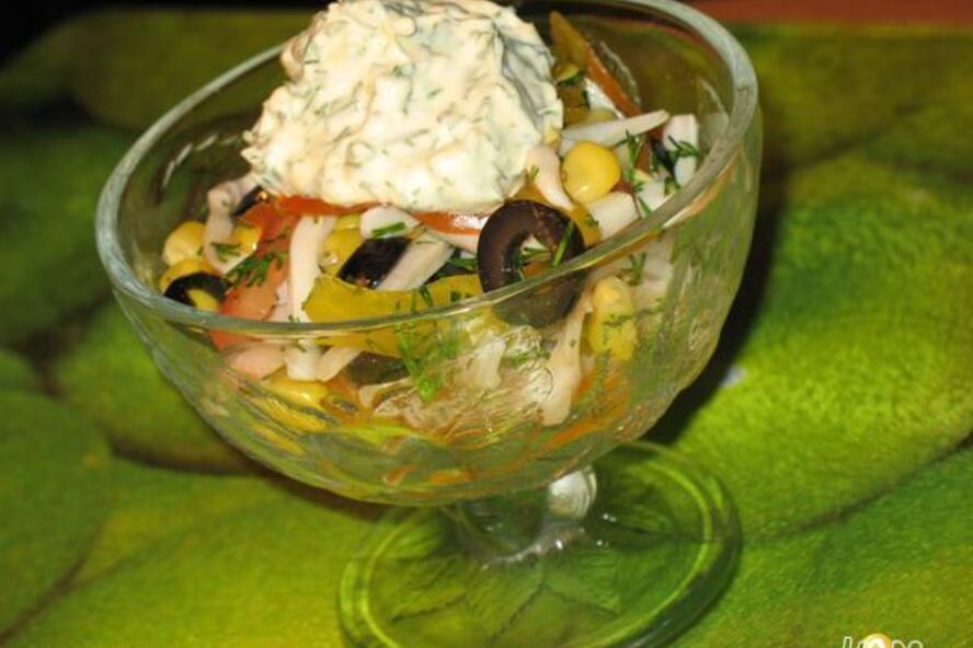 Рецепт салата с кальмарами и кукурузой