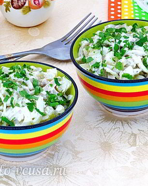 Салат с кальмарами и солеными грибами