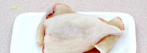 салат с кальмарами и солеными грибами. Шаг 2