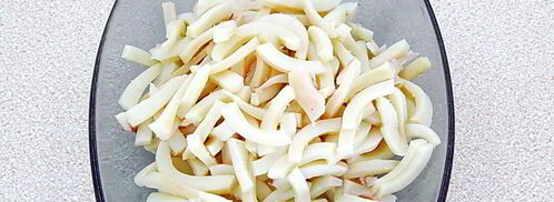 салат с кальмарами и солеными грибами. Шаг 4