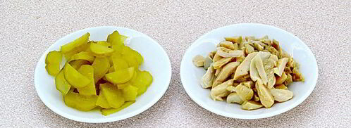 салат с кальмарами и солеными грибами. Шаг 5