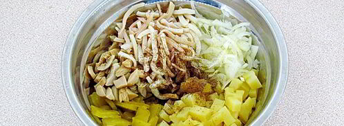 салат с кальмарами и солеными грибами. Шаг 7