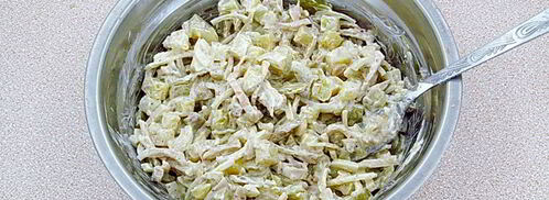 салат с кальмарами и солеными грибами. Шаг 9