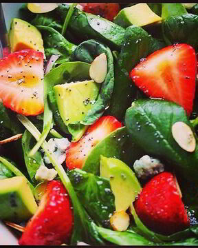 Салат с клубникой, авокадо и шпинатом