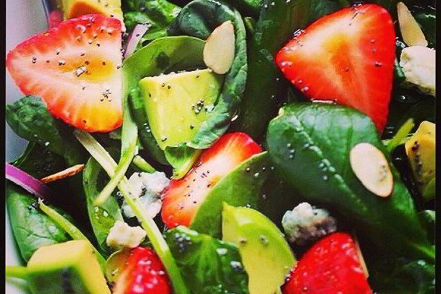 Рецепт салата с клубникой, авокадо и шпинатом