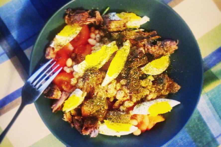 Рецепт салата с консервированными тунцом и белой фасолью