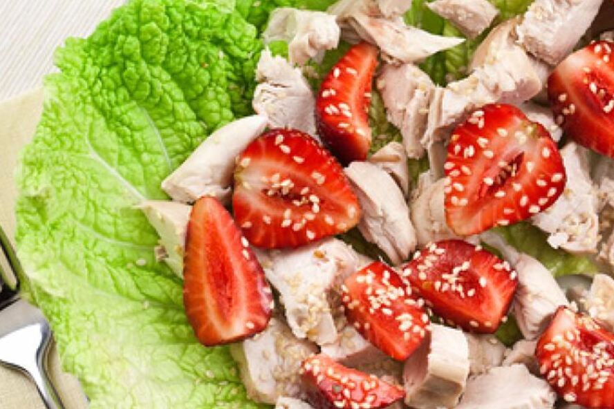 Рецепт салата с курицей, свежей клубникой и кунжутом