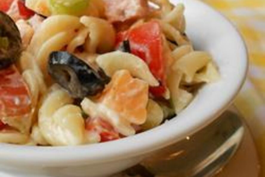 Рецепт салата с макаронами и кукурузой