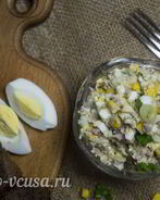 Салат с печенью трески и кукурузой