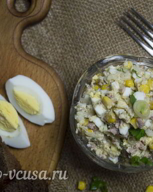 Салат с печенью трески и кукурузой