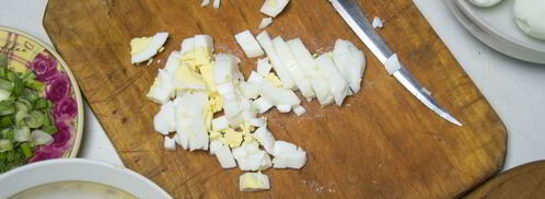 салат с печенью трески и кукурузой. Шаг 2