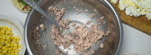 салат с печенью трески и кукурузой. Шаг 3