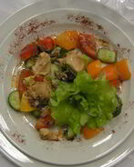 Салат с запеченной курицей и овощами