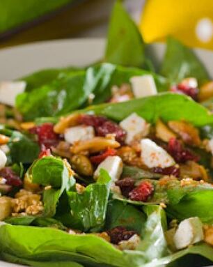 Салат со шпинатом, клюквой, орехами, сыром фета и оливковым маслом