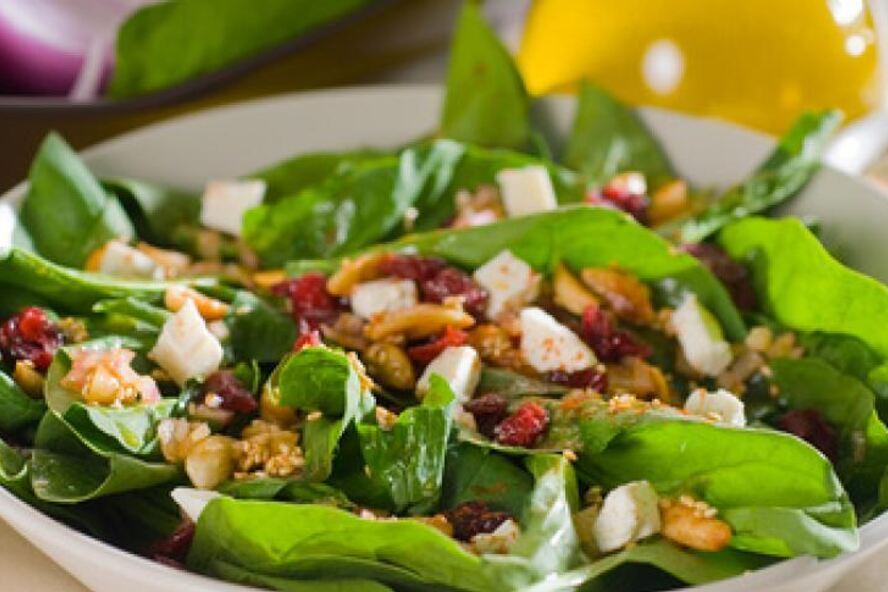 Рецепт салата со шпинатом, клюквой, орехами, сыром фета и оливковым маслом