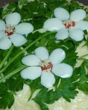 Салат Три цветка с грибами и курицей