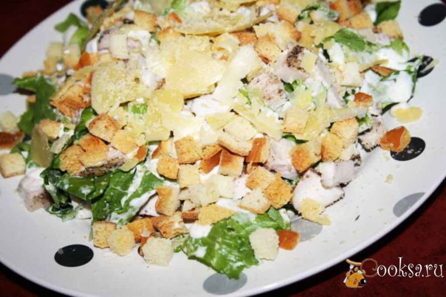 Рецепт хрустящего салата с индейкой и сухариками лжецезарь