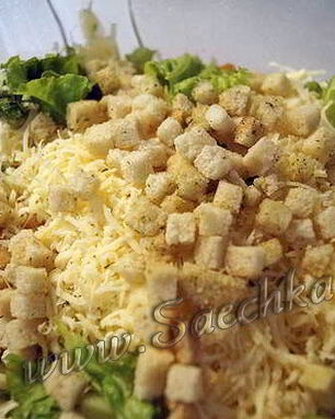 Нежный салат Цезарь с курицей и сухариками