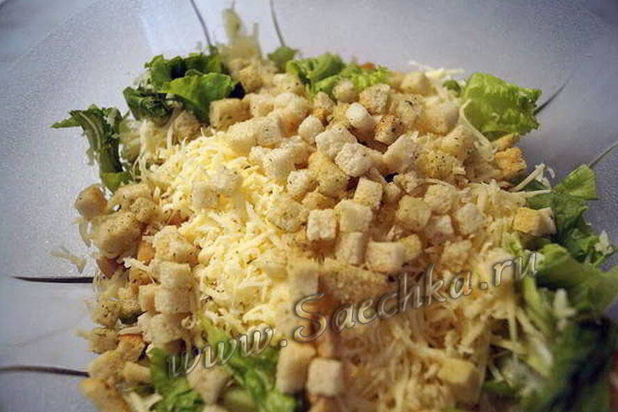 Рецепт нежного салата цезарь с курицей и сухариками
