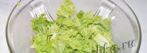 нежный салат цезарь с курицей и сухариками. Шаг 2