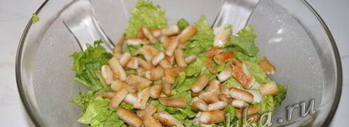 нежный салат цезарь с курицей и сухариками. Шаг 3