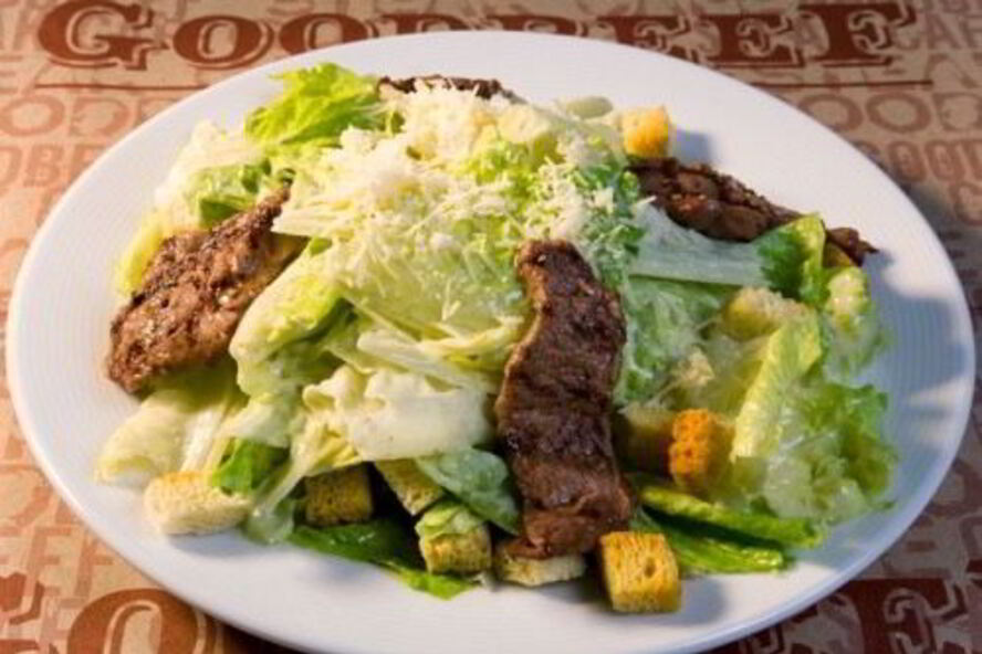 Рецепт салата цезарь по-американски с маслинами и огурцами