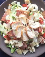 Салат Цезарь с беконом